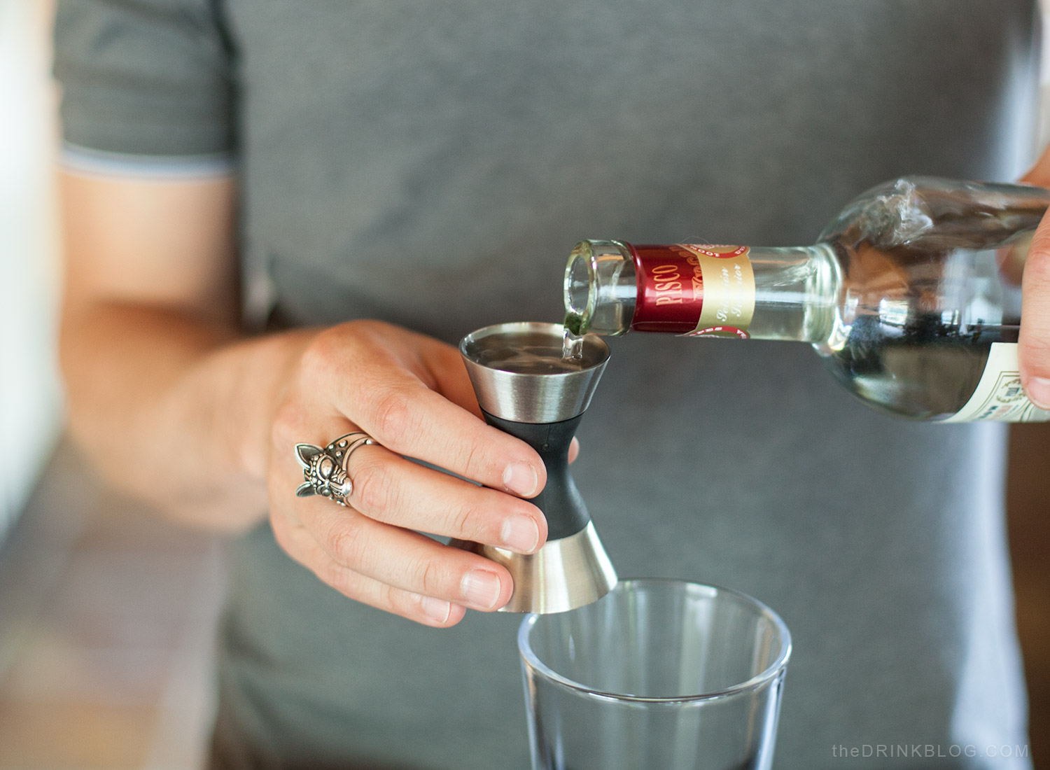 pouring pisco